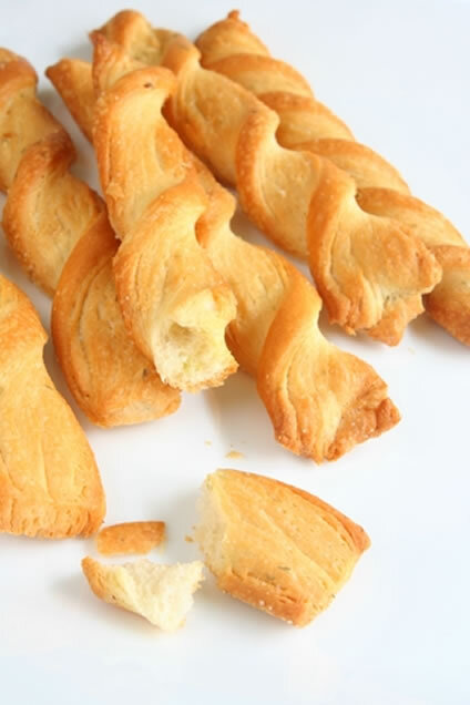 CHEESY BLACK GARLIC BREAD TWISTS